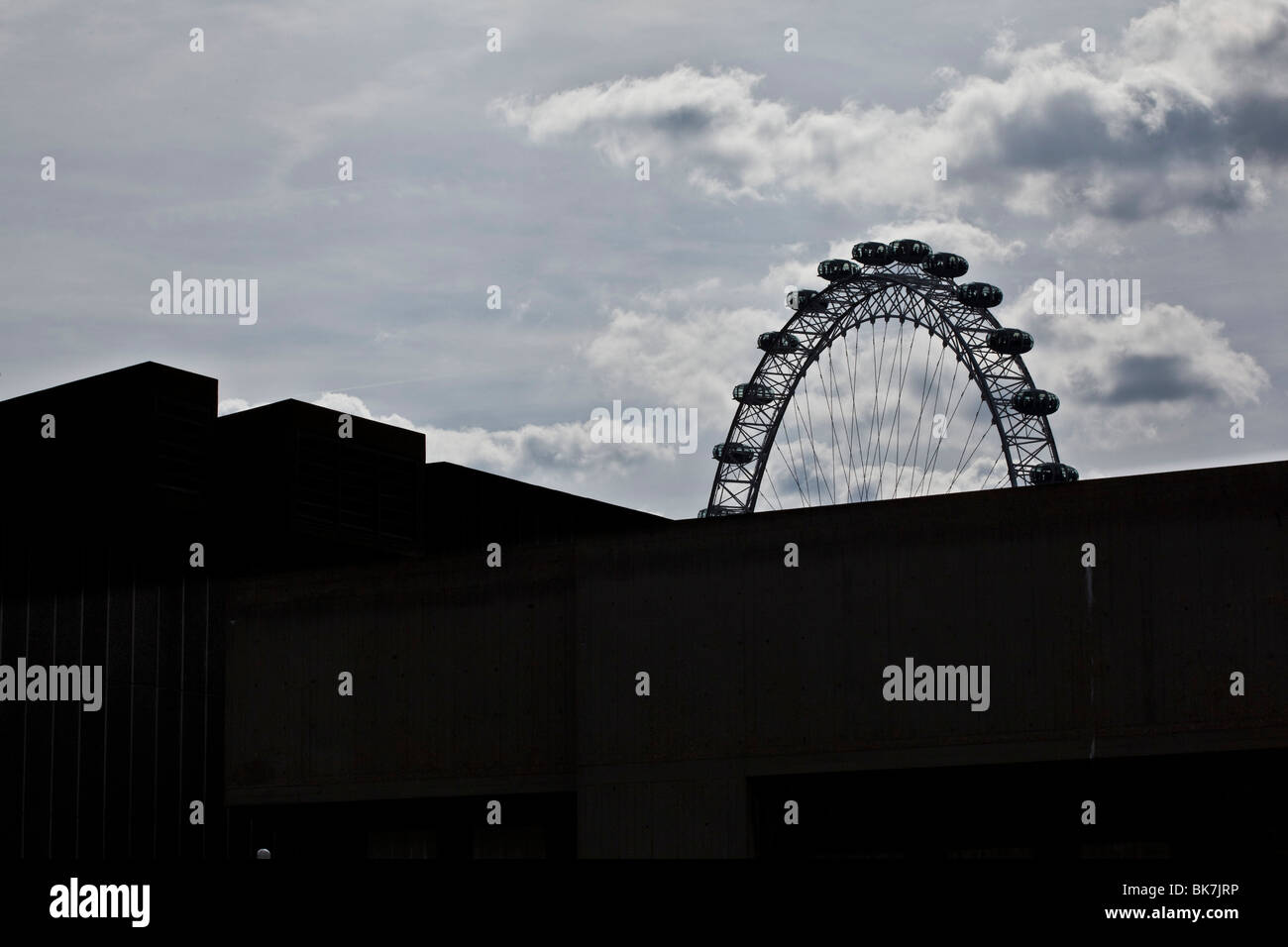 Abstract del London Eye con le nuvole Foto Stock