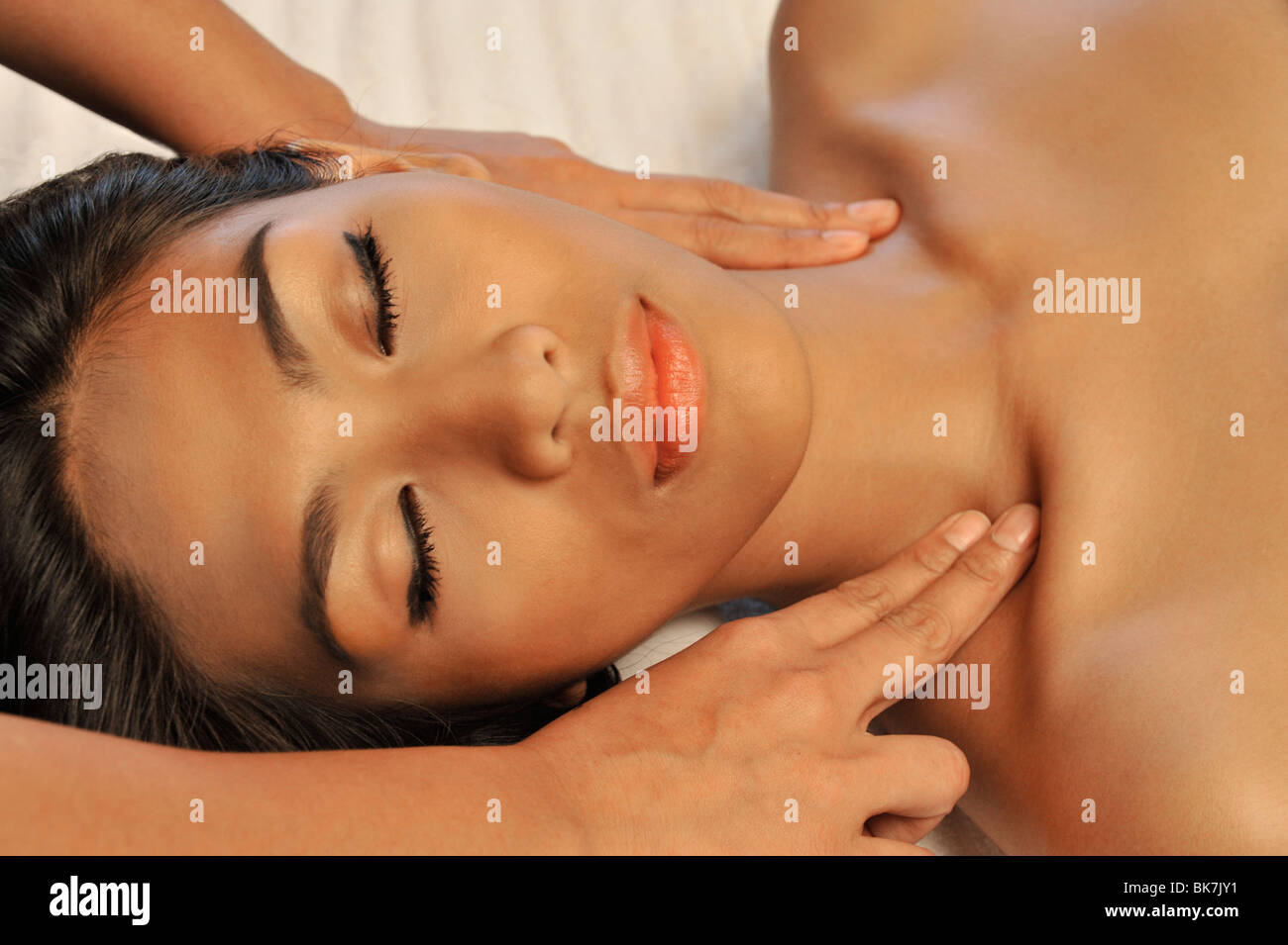 Giovane donna avente un massaggio linfatico Foto Stock