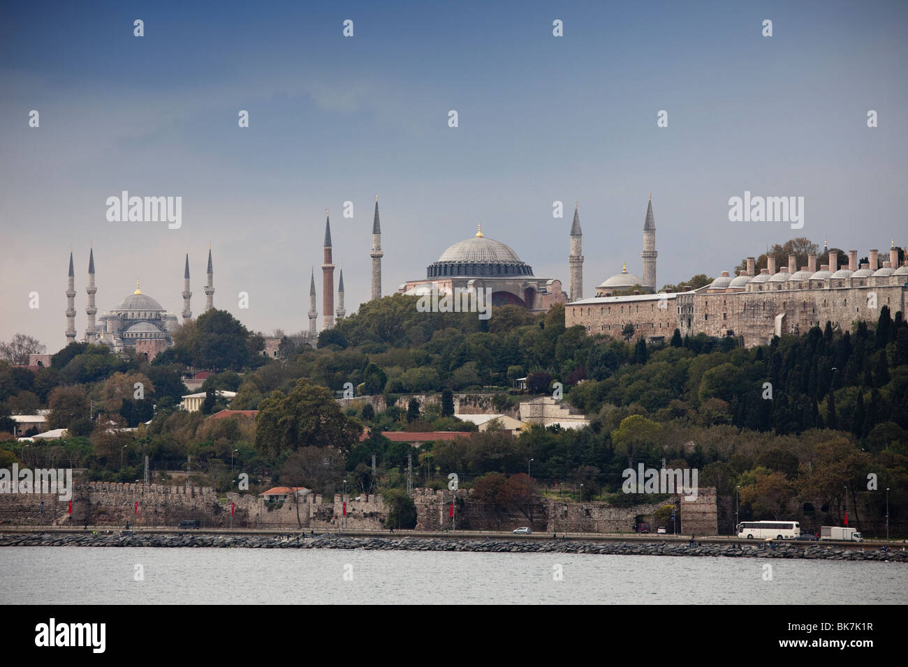 La Moschea Blu (L) e Hagia Sophia sono visto entrare in Istanbul su una nave da crociera. Foto Stock
