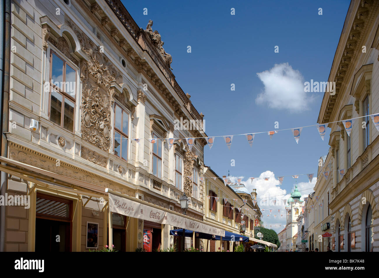 Ornato di vecchi edifici nel quartiere vecchio di Pecs, Ungheria, Europa Foto Stock