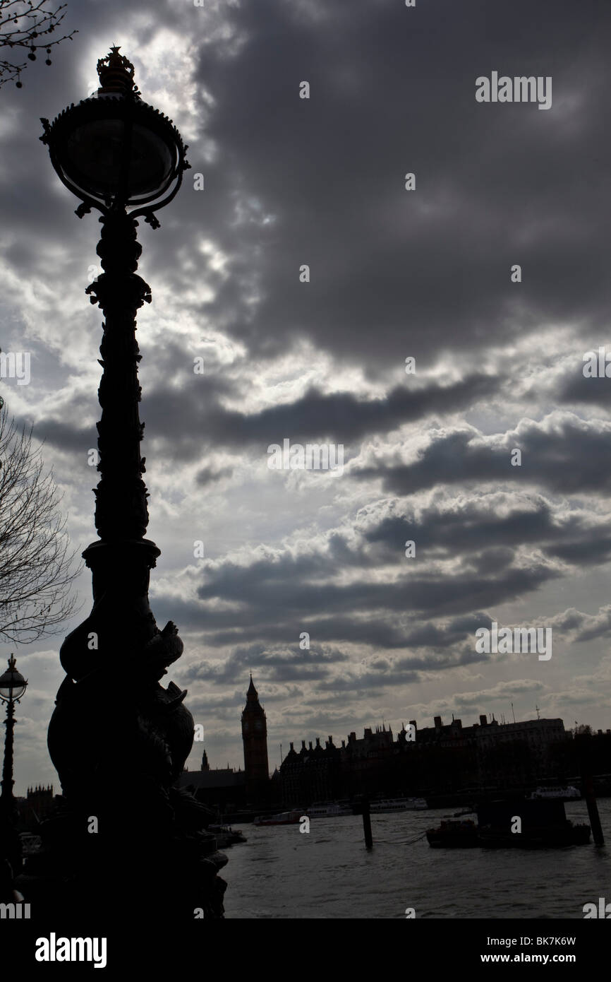 Il Tamigi con il Big Ben a distanza in un giorno nuvoloso Foto Stock