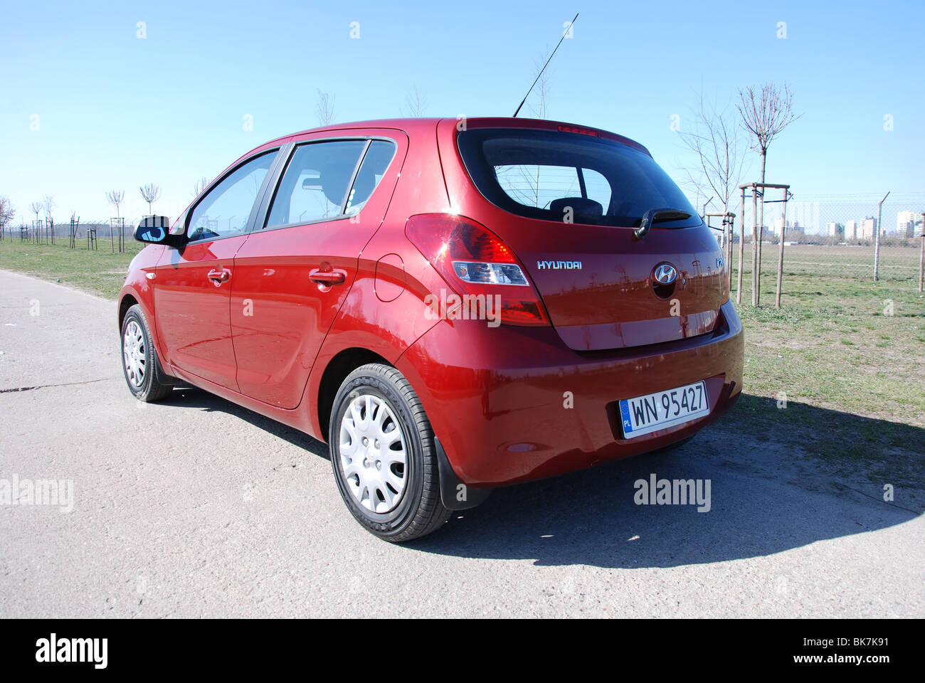 Hyundai i20 1.2 - Il mio 2008 - Rosso metalizzato - cinque porte (5D) - Coreano ultracompatto che sta popolare city car - su uno spazio di parcheggio Foto Stock