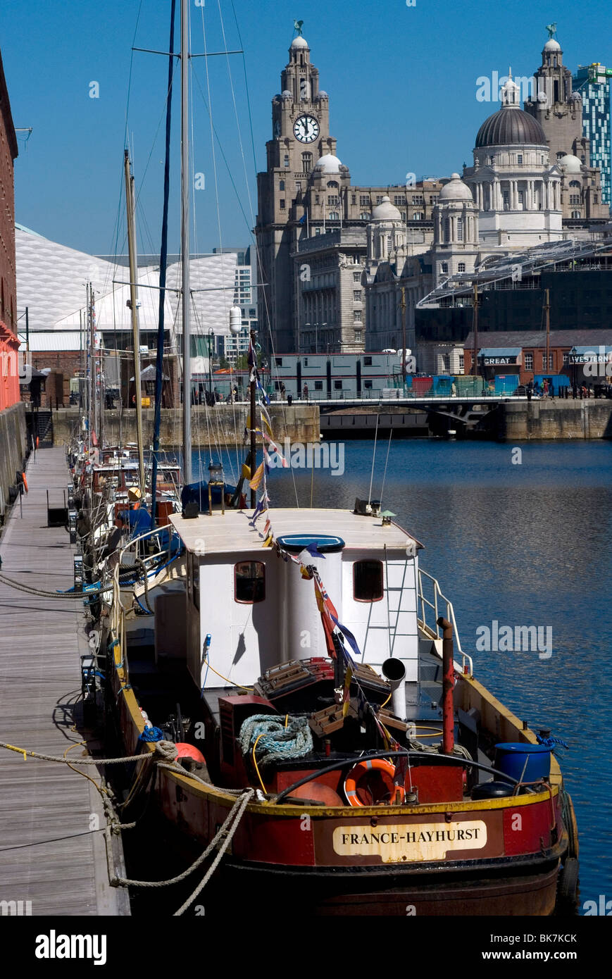 Albert Dock, con vista delle Tre Grazie (riverfront edifici) dietro, Liverpool, Sito Patrimonio Mondiale dell'UNESCO, REGNO UNITO Foto Stock