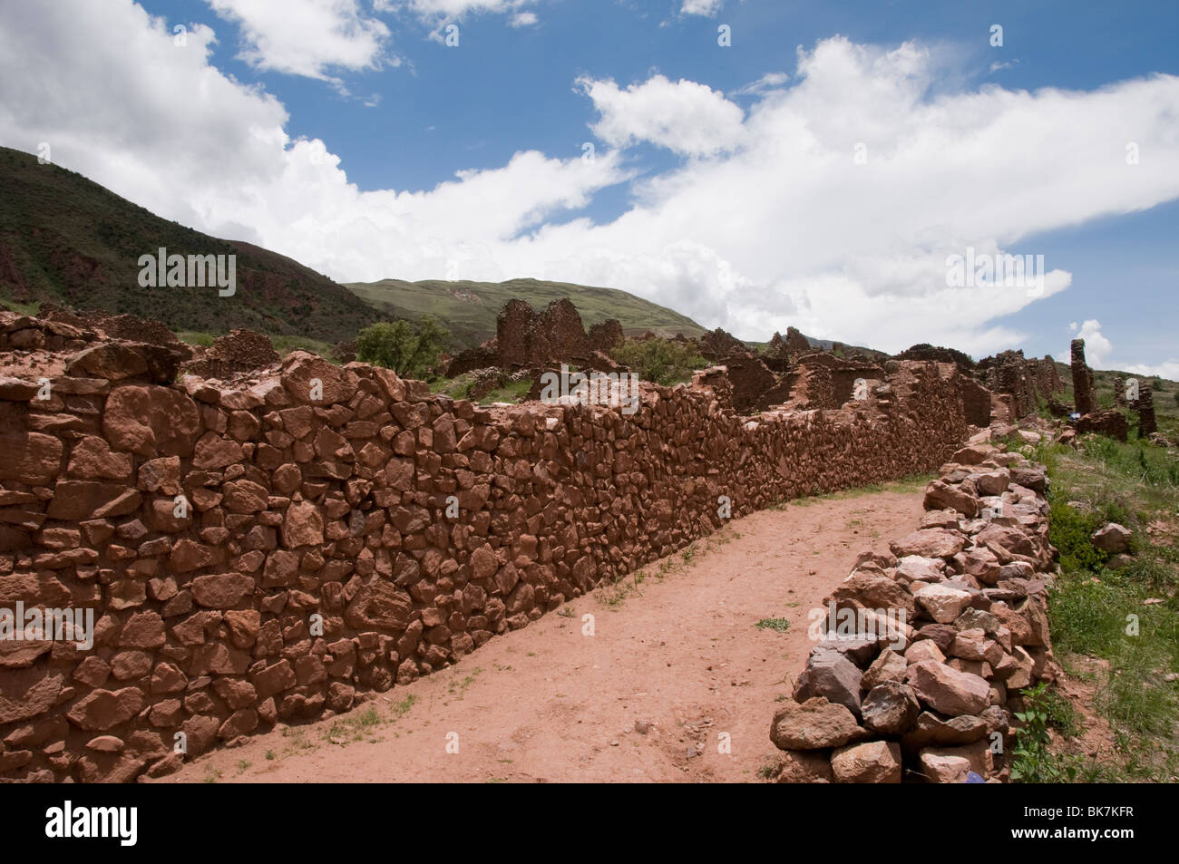 Il sito peruviano di Pikillacta che è un enorme insieme di ruderi appartenenti all'impero Wari. Foto Stock