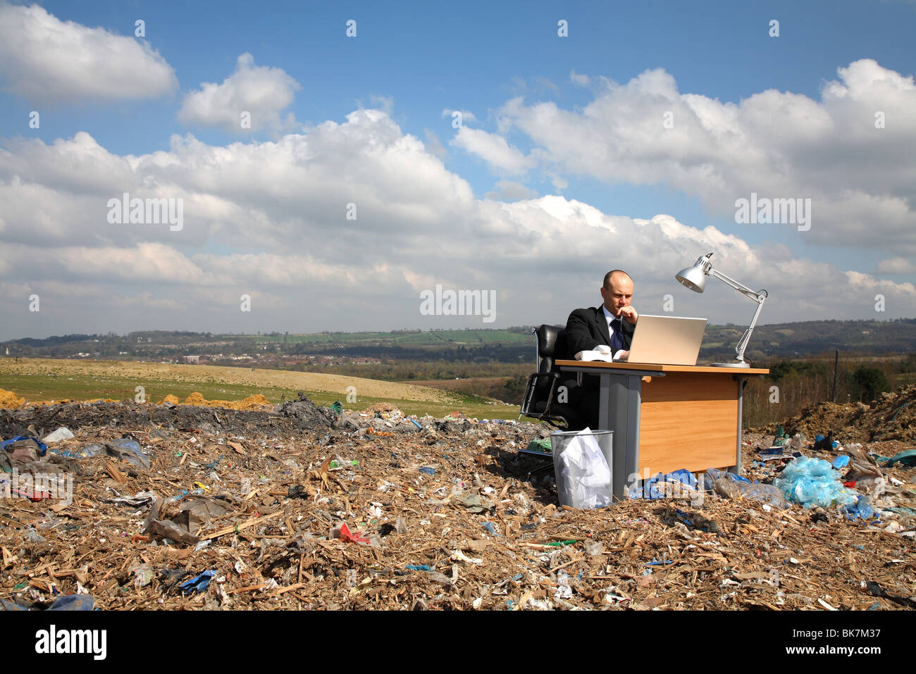 Lavoratore di ufficio al banco presso British discarica Foto Stock