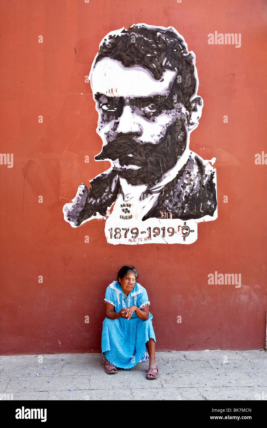 Ironico giustapposizione contadina & arte di strada raffigurazione Emiliano Zapata rivoluzionario riformatore leader per il contadino diritti alla terra Foto Stock