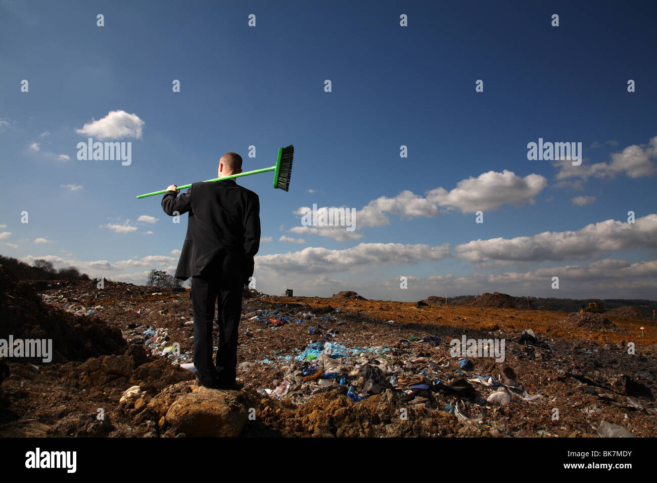 Imprenditore presso British discarica Foto Stock