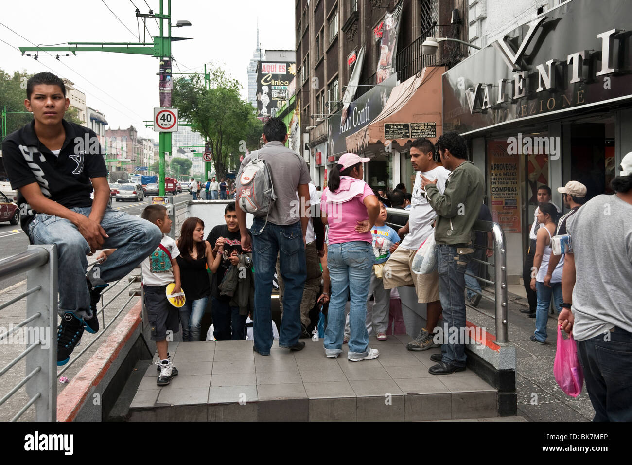 Persone di entrare e di lasciare la stazione della metropolitana sulla Calle Lazaro Cardenas in Città del Messico Foto Stock