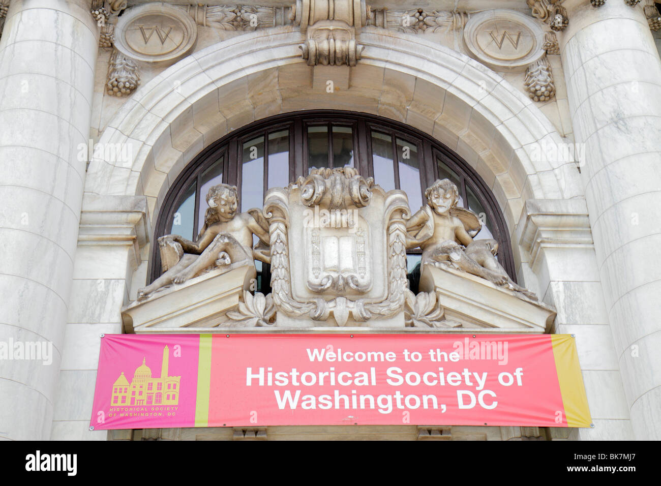 Washington DC,Historical Society of Washington,DC,edificio storico della Carnegie Library,ingresso,fronte,banner,architettura Beaux Arts,finestra ad arco,frontone Foto Stock