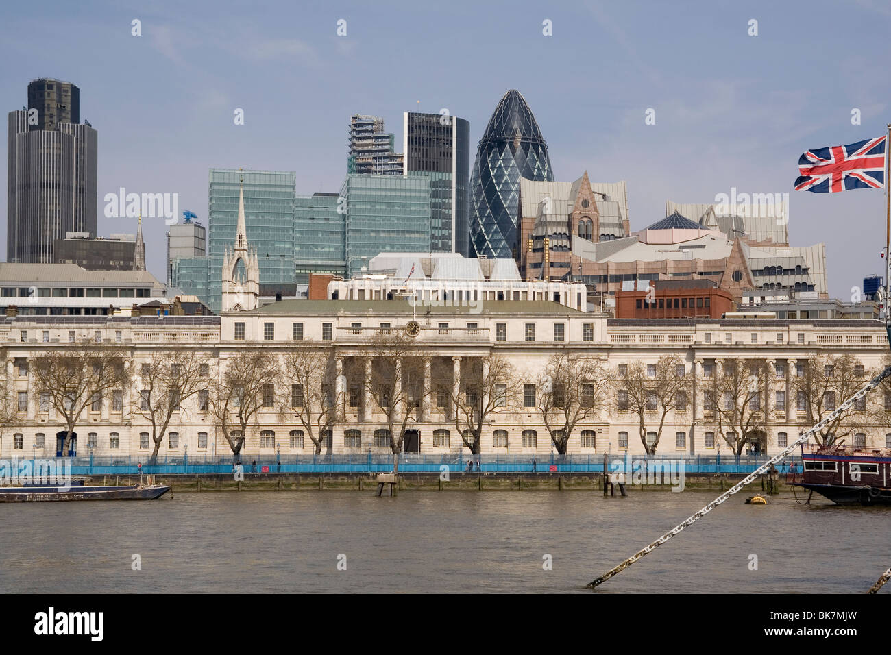 Inghilterra Londra dello skyline della città, con Custom House, cetriolino & Unione bandiera, volare da HMS Belfast Foto Stock