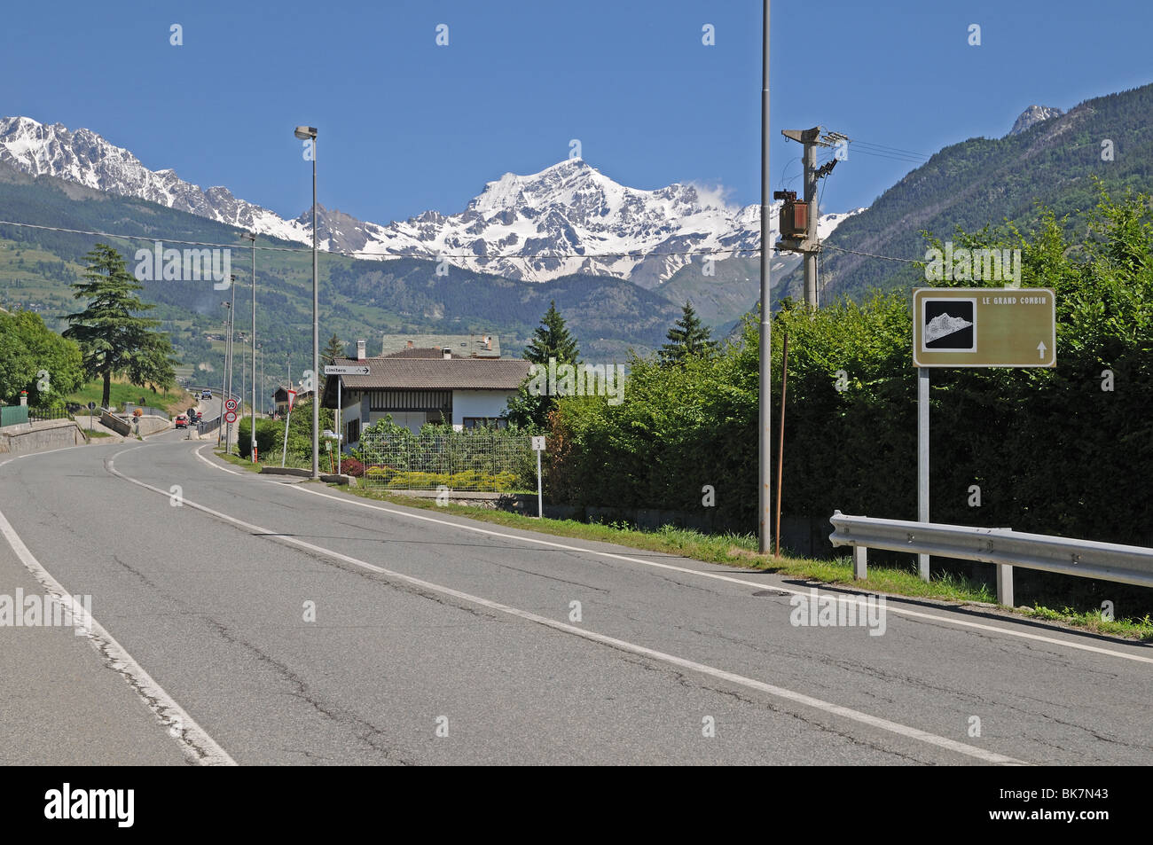 Strada principale fino alla Valle del Gran San Bernardo Gran San Bernardo a nord della Valle d'Aosta Italia con picco di Grand Combin e firmare Foto Stock