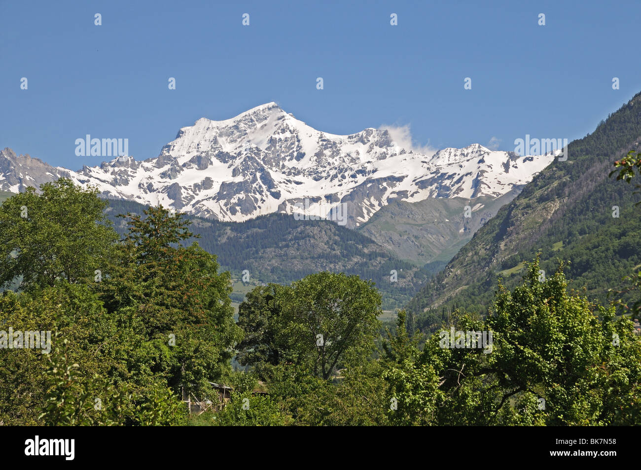 Picco alpino del Grand Combin visto dalla Valle del Gran San Bernardo Gran San Bernardo a nord della Valle d'Aosta Italia Foto Stock