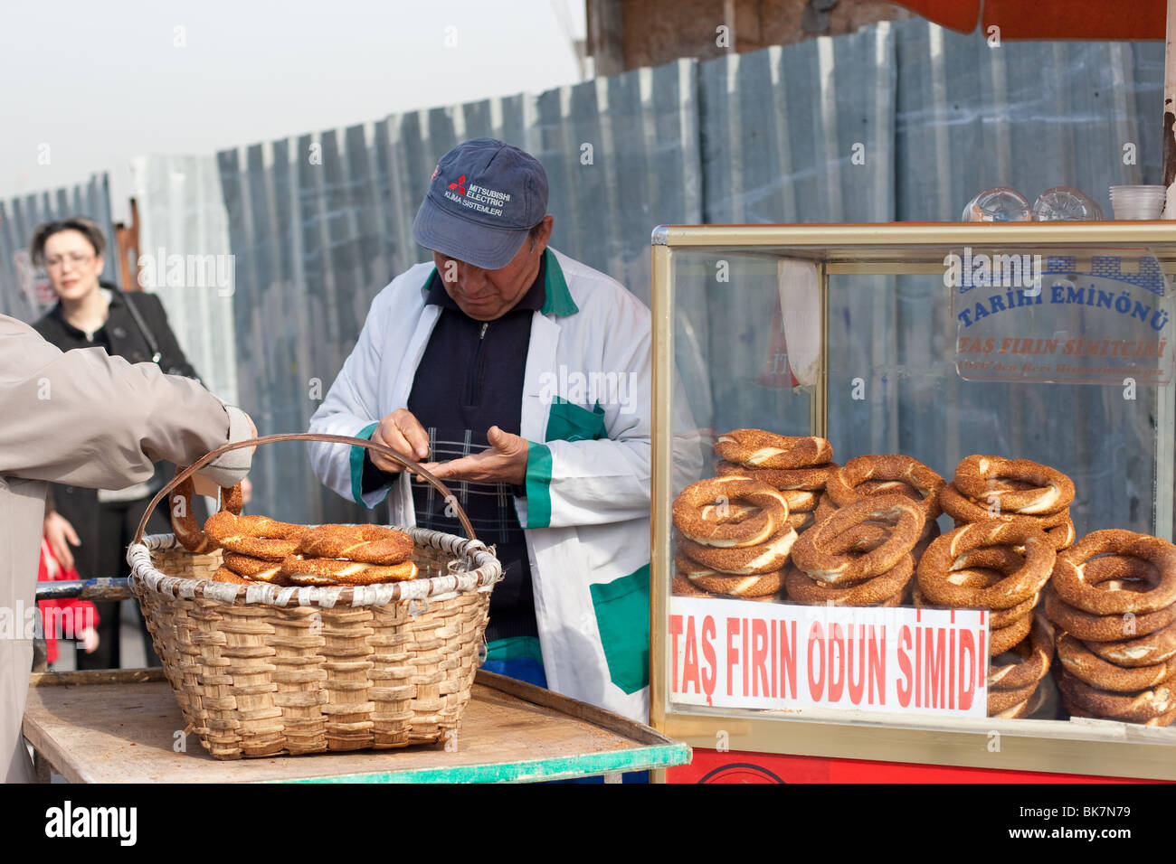 Simit, il tradizionale pane turco, fornitore venditore, Istanbul, Turchia Foto Stock