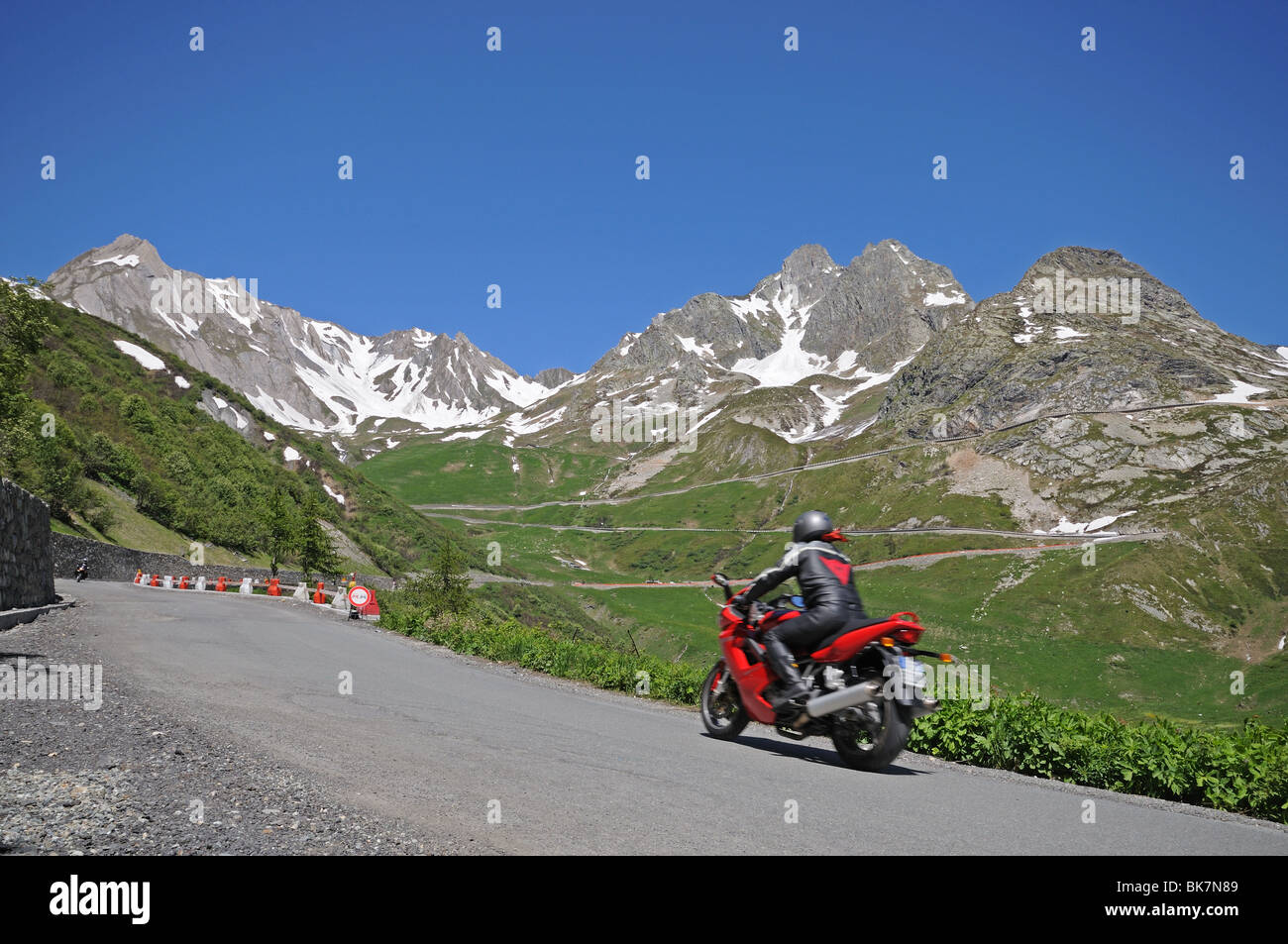 Moto sulla salita di SS27 strada di montagna che conduce al Colle del Gran San Bernardo da Aosta Italia lungo la Valle del Gran San Bernardo Foto Stock