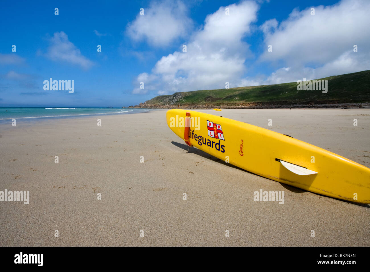 Bagnini di tavole da surf sulla spiaggia di Sennen Cove, Cornwall, Regno Unito Foto Stock