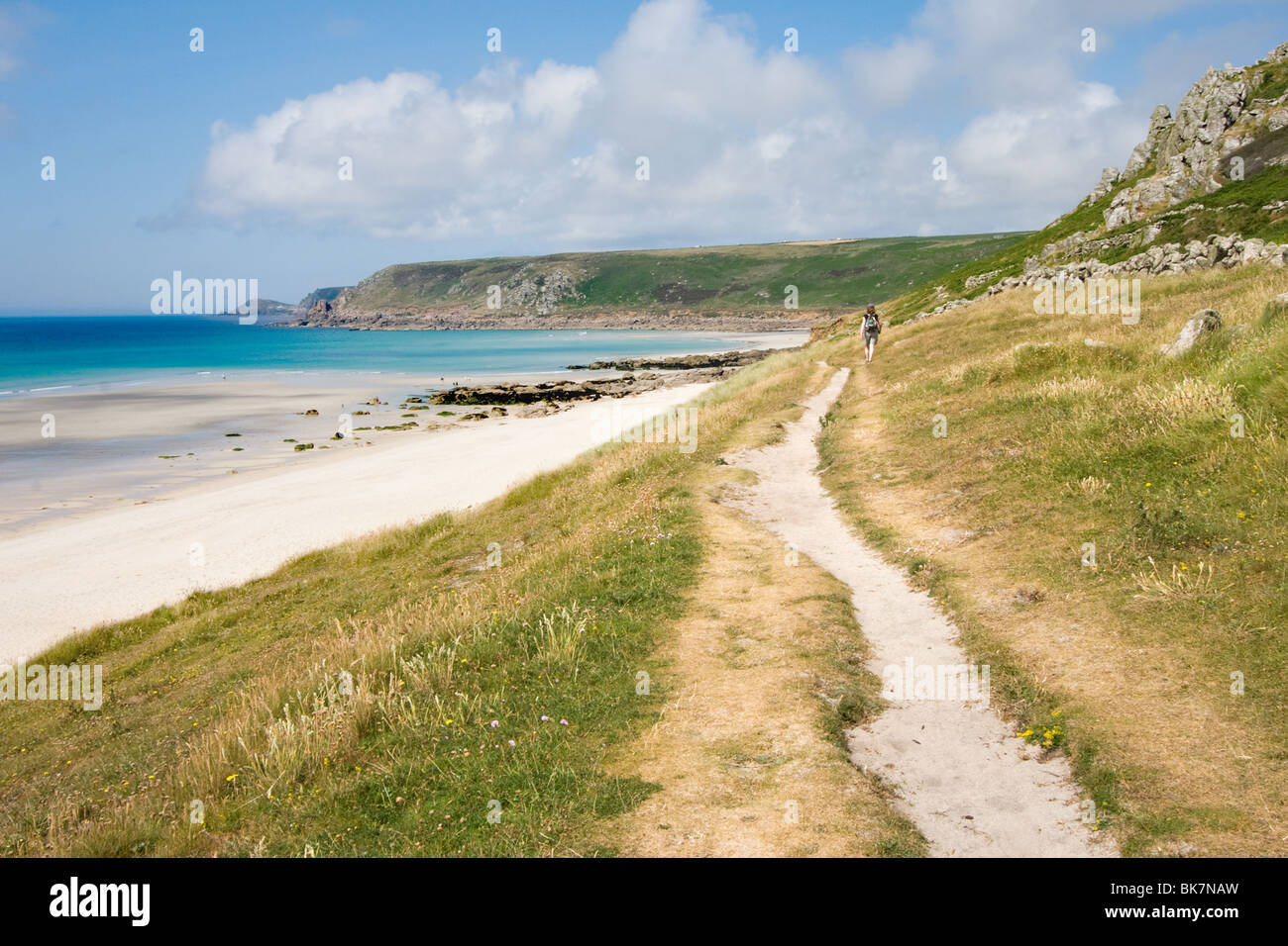 Il camminatore solitario a piedi il sentiero costiero a Sennen Cove, Cornwall, Regno Unito Foto Stock