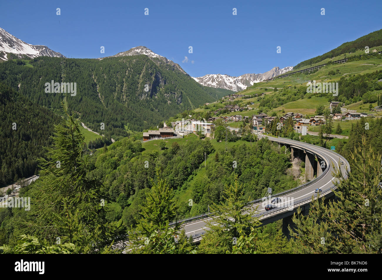E27 Gran San Bernardo carreggiata elevata strada che conduce al Passo del Gran San Bernardo da Aosta Italia Foto Stock
