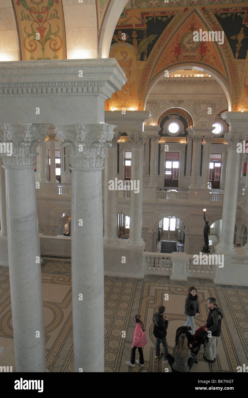 Washington DC, Capitol Hill, Biblioteca del Congresso, edificio Thomas Jefferson, architettura Beaux Arts, Great Hall, ornate, istituzione, archi, colonne, uomini uomini Foto Stock