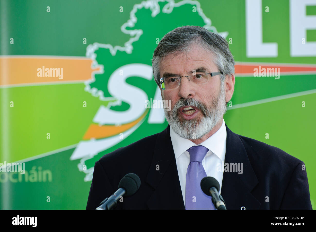 Gerry Adams, presidente del Sinn Fein, in occasione del lancio del 2010 General manifesto elettorale Foto Stock