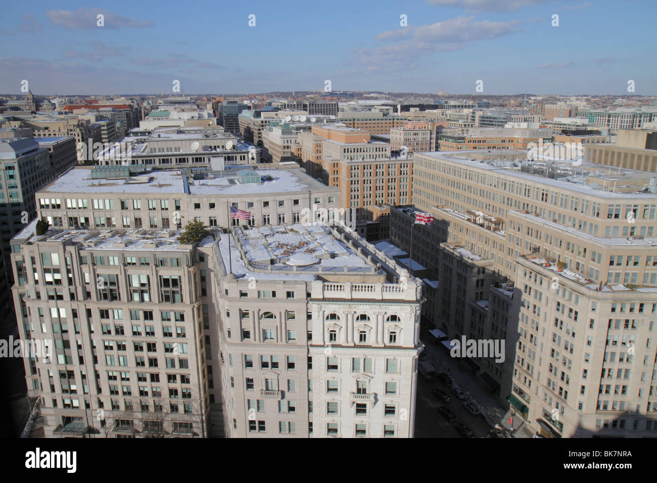 Washington DC, Penn Quarter, tetti, edifici di uffici, skyline della città, vista dal vecchio padiglione degli uffici postali, inverno, neve, bandiera, DC100218090 Foto Stock