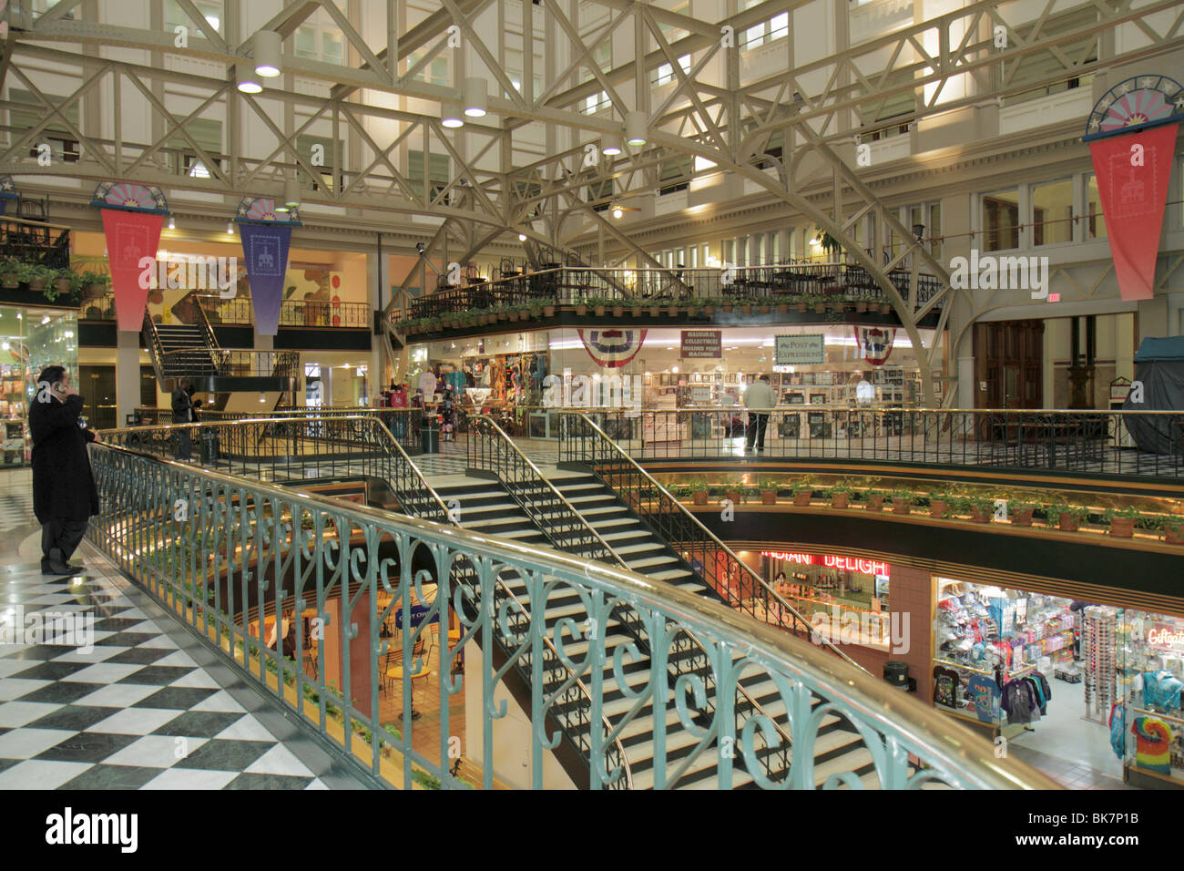 Washington DC, Pennsylvania Avenue, Old Post Office Pavilion, edificio, ristrutturazione, atrio, negozi, negozi, aziende, quartiere, shopping shopper shopping shop Foto Stock