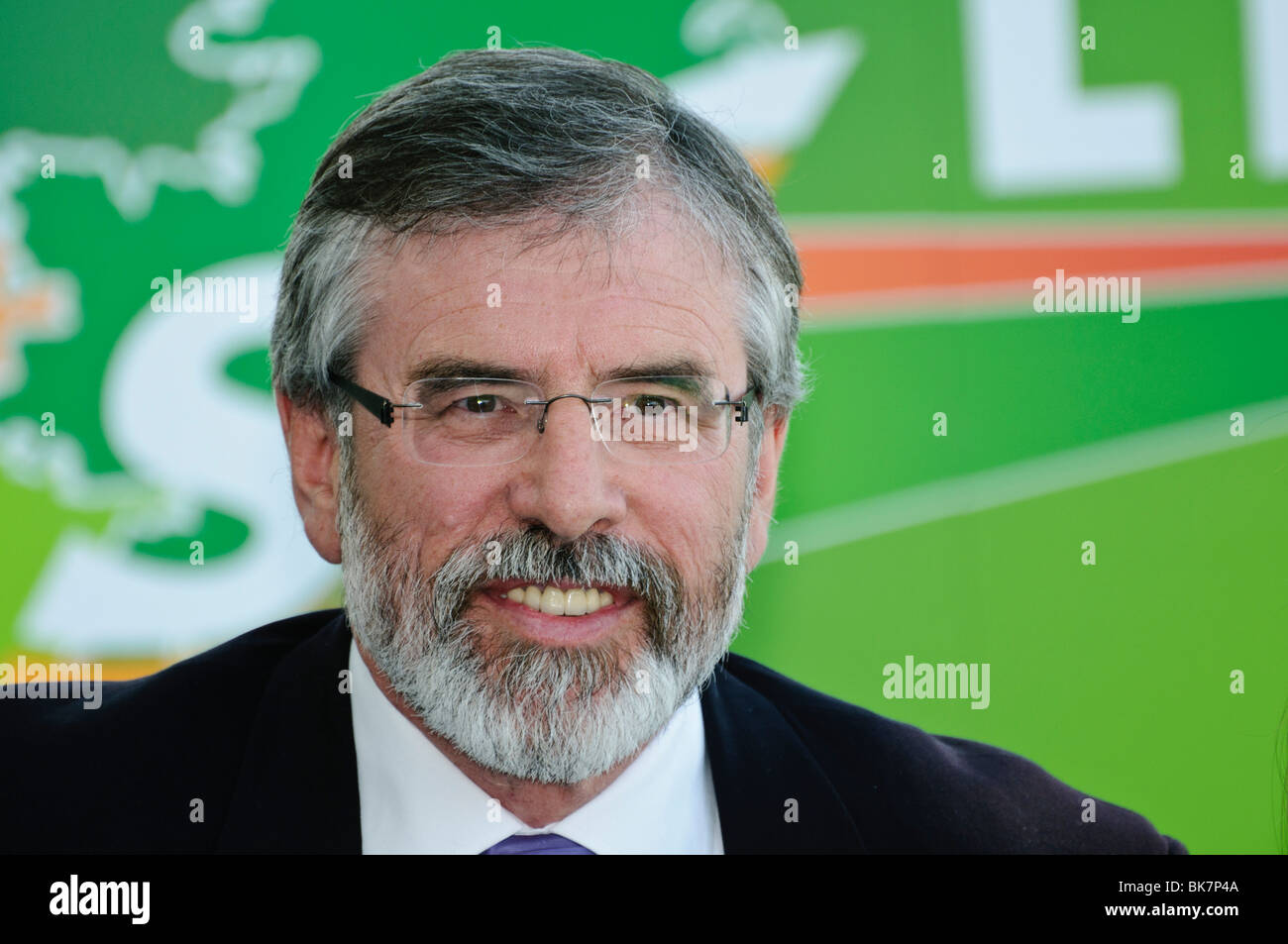 Gerry Adams, presidente del Sinn Fein, in occasione del lancio del 2010 General manifesto elettorale Foto Stock