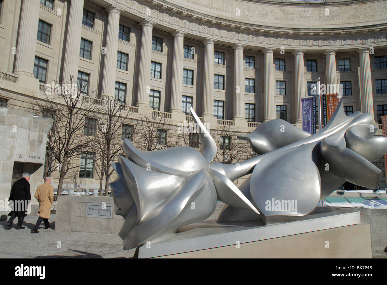 Washington DC, Pennsylvania Avenue Historic District, Federal Triangle, edificio di uffici, edificio federale Ariel Rios, EPA, arte, scultura, Fiori, Stephen Rob Foto Stock