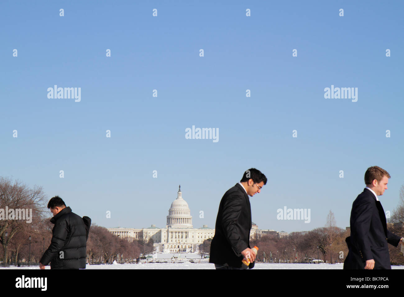 Washington DC Washingto, D.C., il National Mall, edificio del Campidoglio degli Stati Uniti, adulti uomini uomini uomini maschi, a piedi, neve, inverno, freddo, tempo, cappotto, visitatori viaggio tra Foto Stock