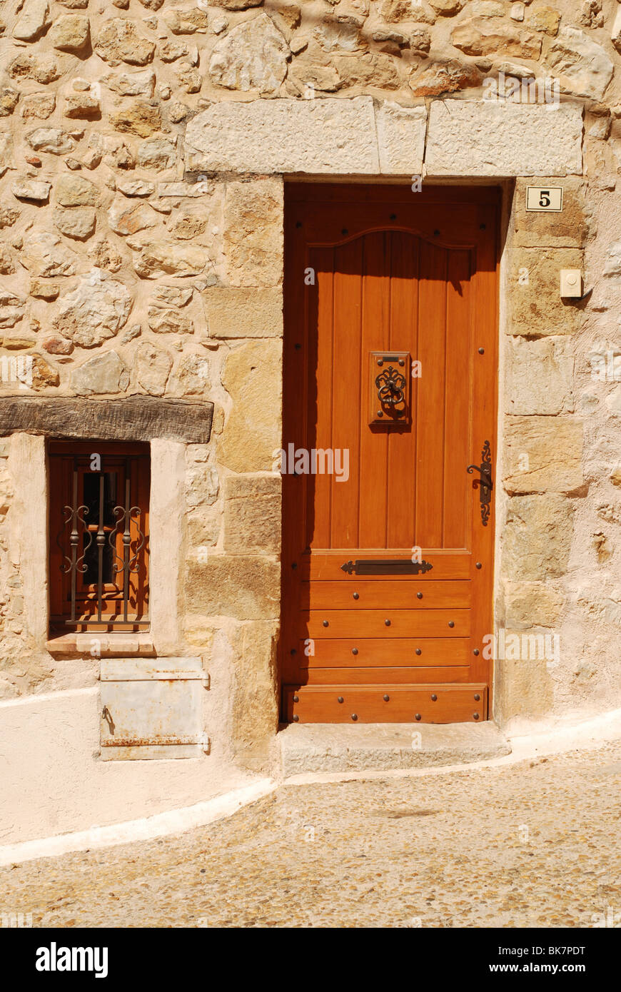 Tipico di porta e finestra di una casa mediterranea al sole. Foto Stock