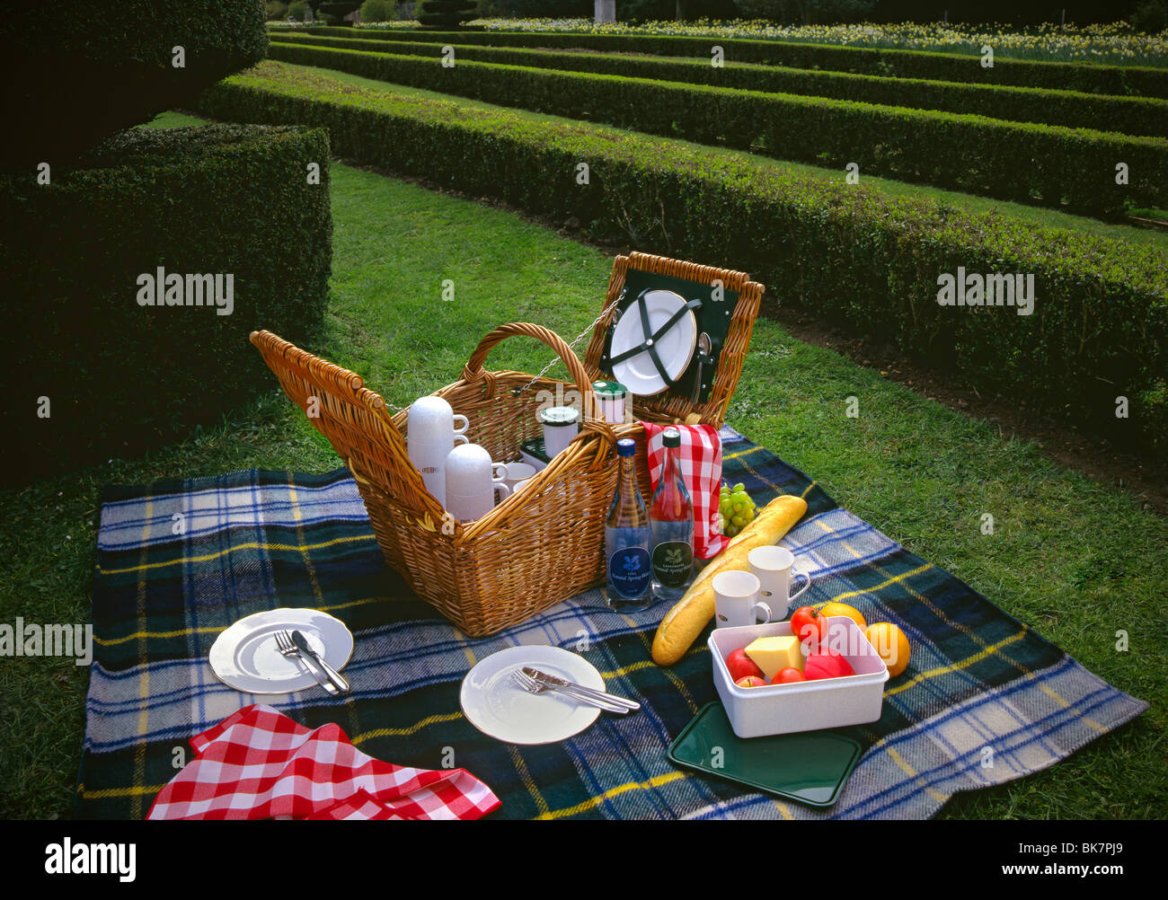 Cesto per pic-nic e il cibo di cui fuori in un inglese un imponente casa  giardino station wagon, England Regno Unito Foto stock - Alamy