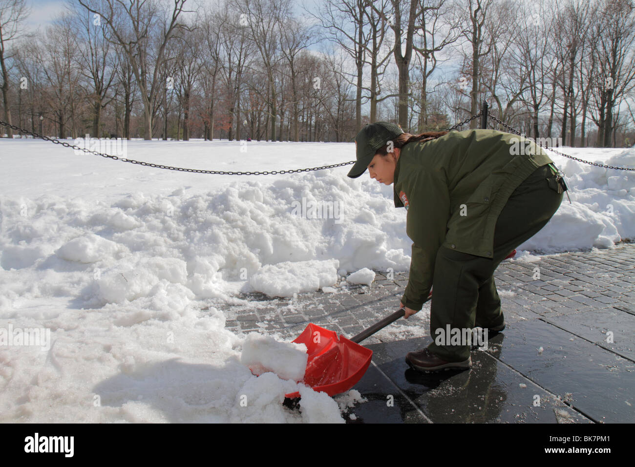 Washington DC, National Mall & Memorial Parks, Vietnam Veterans Memorial Wall, Vietnam War, architetto Maya Lin., donne ispaniche donne, ranger parco, sh Foto Stock