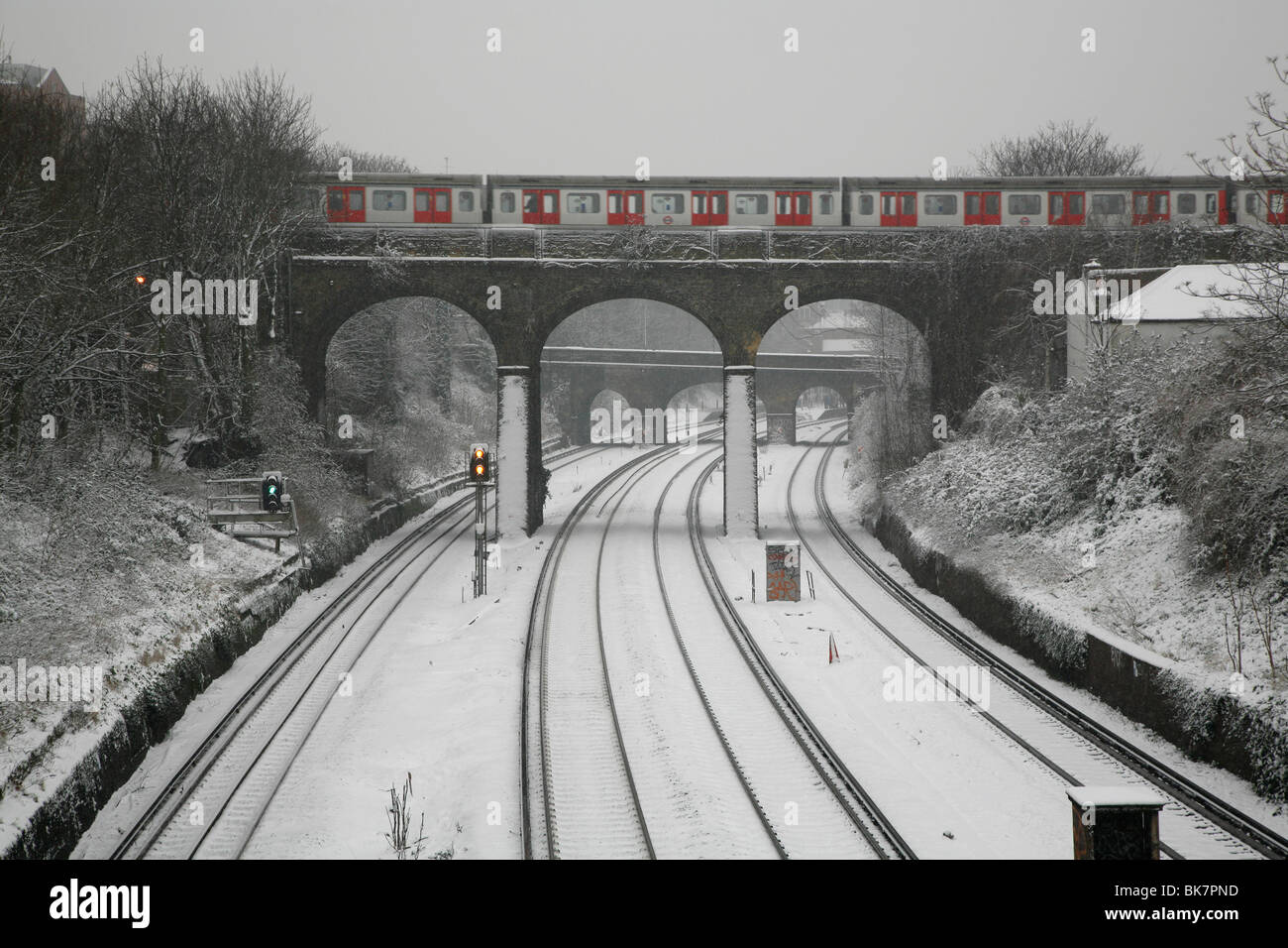 Treno della District Line la guida attraverso una snowbound Putney, London, Regno Unito Foto Stock