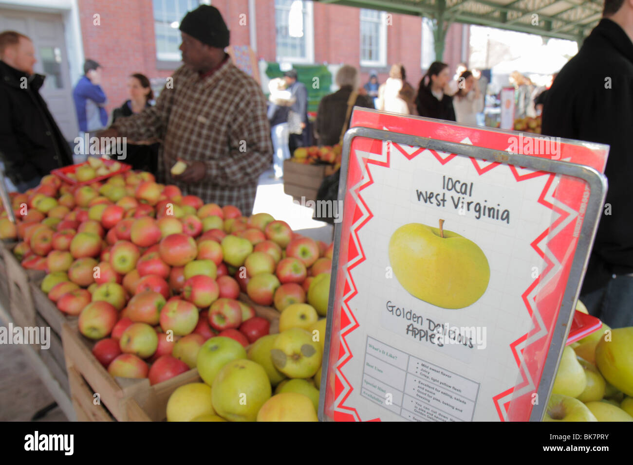 Washington,DC,Nation's Capital,Eastern Market,th Street NE,Farmers market,Fruit stand,vendor vendor,stall stalli stand market buyer compravendita,lo Foto Stock