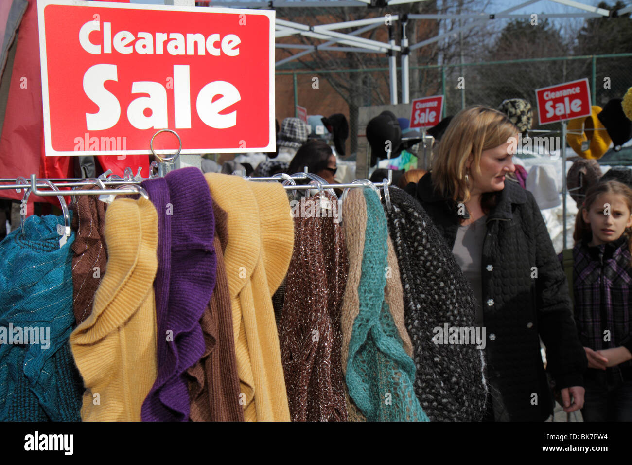 Washington,DC,Nation's Capital,Eastern Market,th Street NE,mercato delle pulci,vendor vendor,bancarelle stand mercato acquisto vendita,sciarpa,lana,clearance,sa Foto Stock