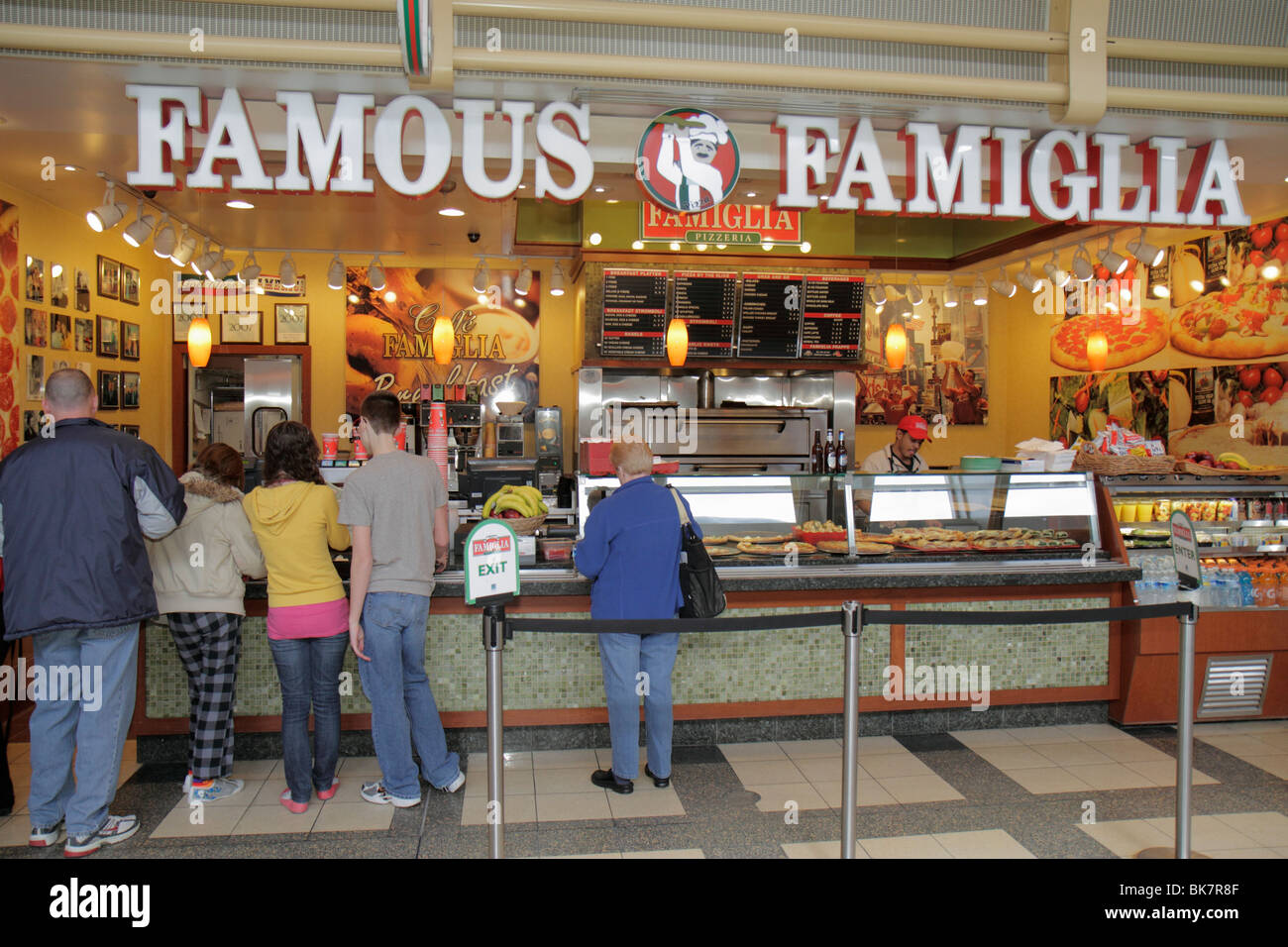 Washington,DC,capitale della nazione,Aeroporto Nazionale Ronald Reagan di Washington,DCA,terminal,cibo,venditori ambulanti,bancarelle stand market,Famiglia,IT Foto Stock