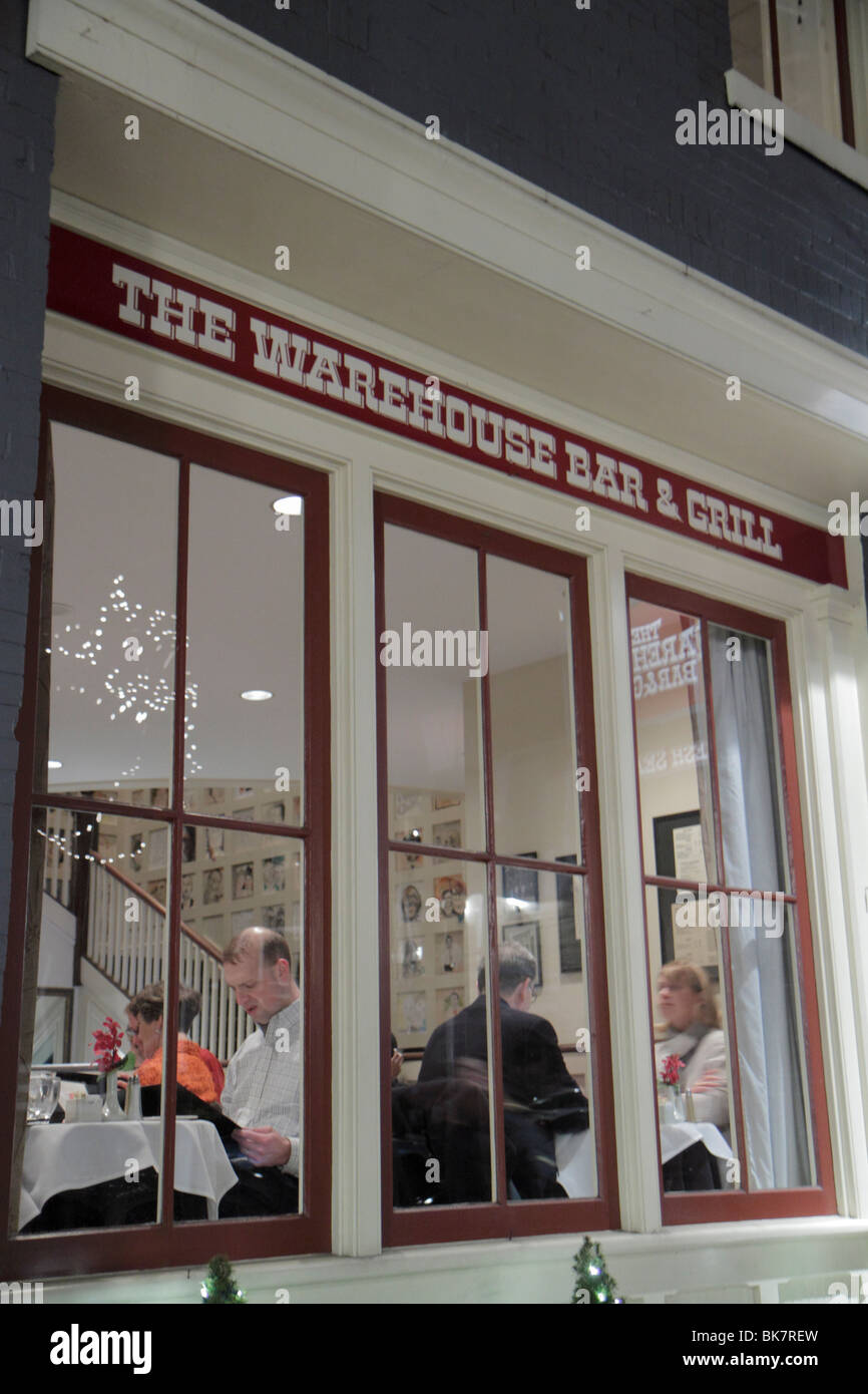 Alexandria Virginia, Old Town, King Street, The Warehouse Bar & Grill, ristorante ristoranti cibo mangiare fuori caffè caffè bistrot, servizio, cucina, vincere Foto Stock