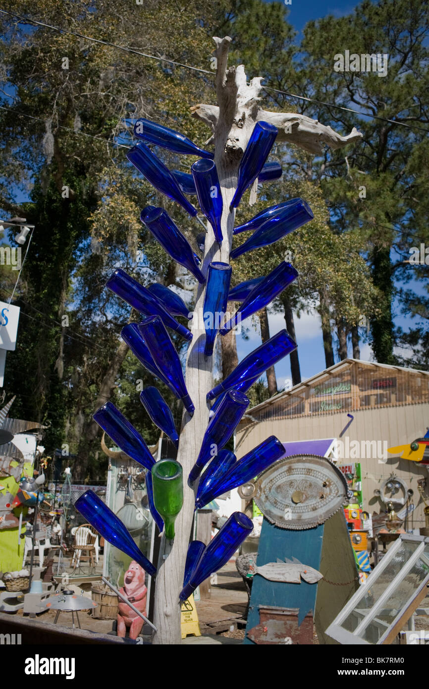 Bottiglia meridionale tree, Tybee Island, Georgia, creduto per la cattura e la bottiglia fino gli spiriti maligni Foto Stock