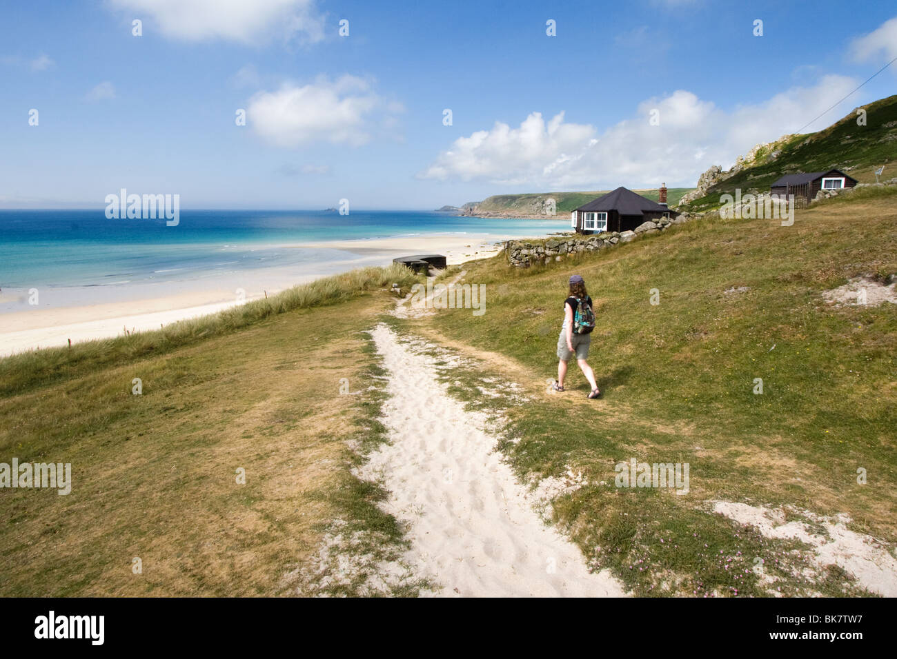 Il camminatore solitario a piedi il sentiero costiero a Sennen Cove, Cornwall, Regno Unito Foto Stock