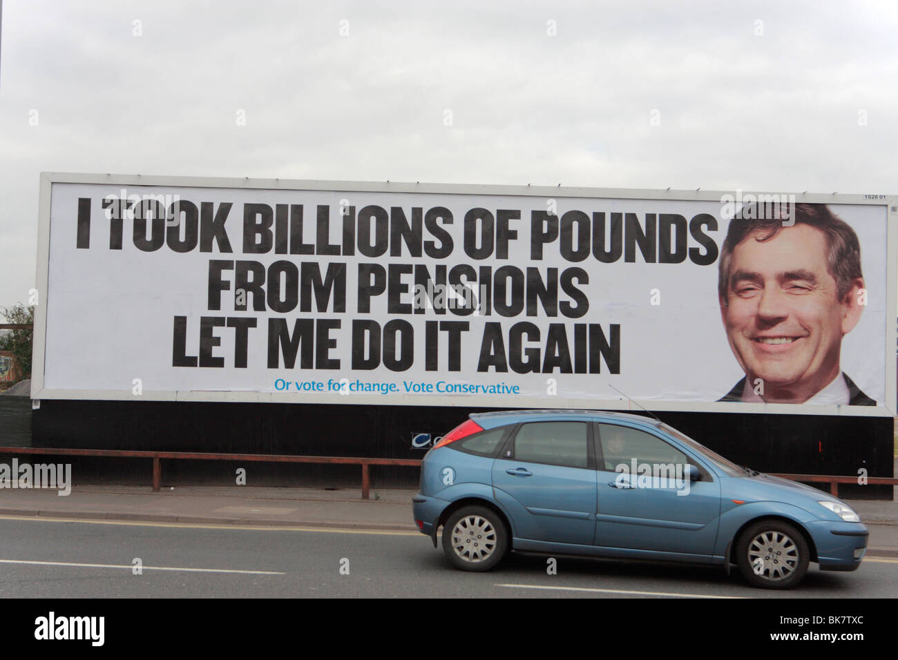 Guida auto passato Tory poster con Gordon Brown 2010 elezioni generali britanniche Foto Stock
