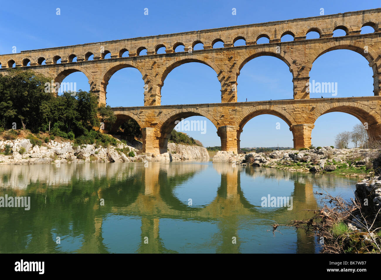 Europa francia Provence Pont du Gard antico acquedotto romano fiume Gard attrazione turistica Foto Stock