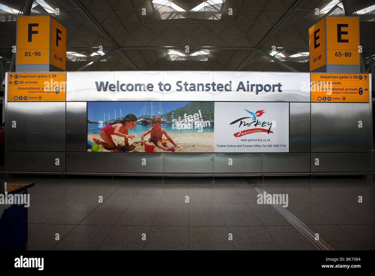 Benvenuti all'Aeroporto di Stansted segno all'interno del terminale dell'aeroporto di London Stansted in Essex Foto Stock