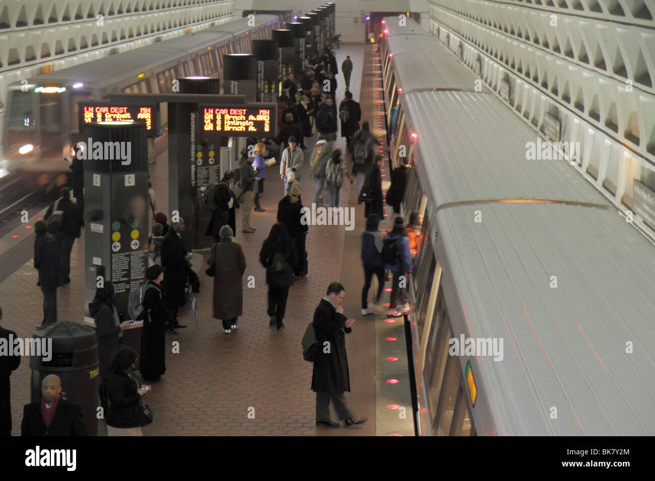 Washington DC,Gallery Place Metro Station system,treno,piattaforma,passeggeri passeggeri motociclisti,pendolari,pendolari,imbarco,uomo uomo maschio,donna female Foto Stock