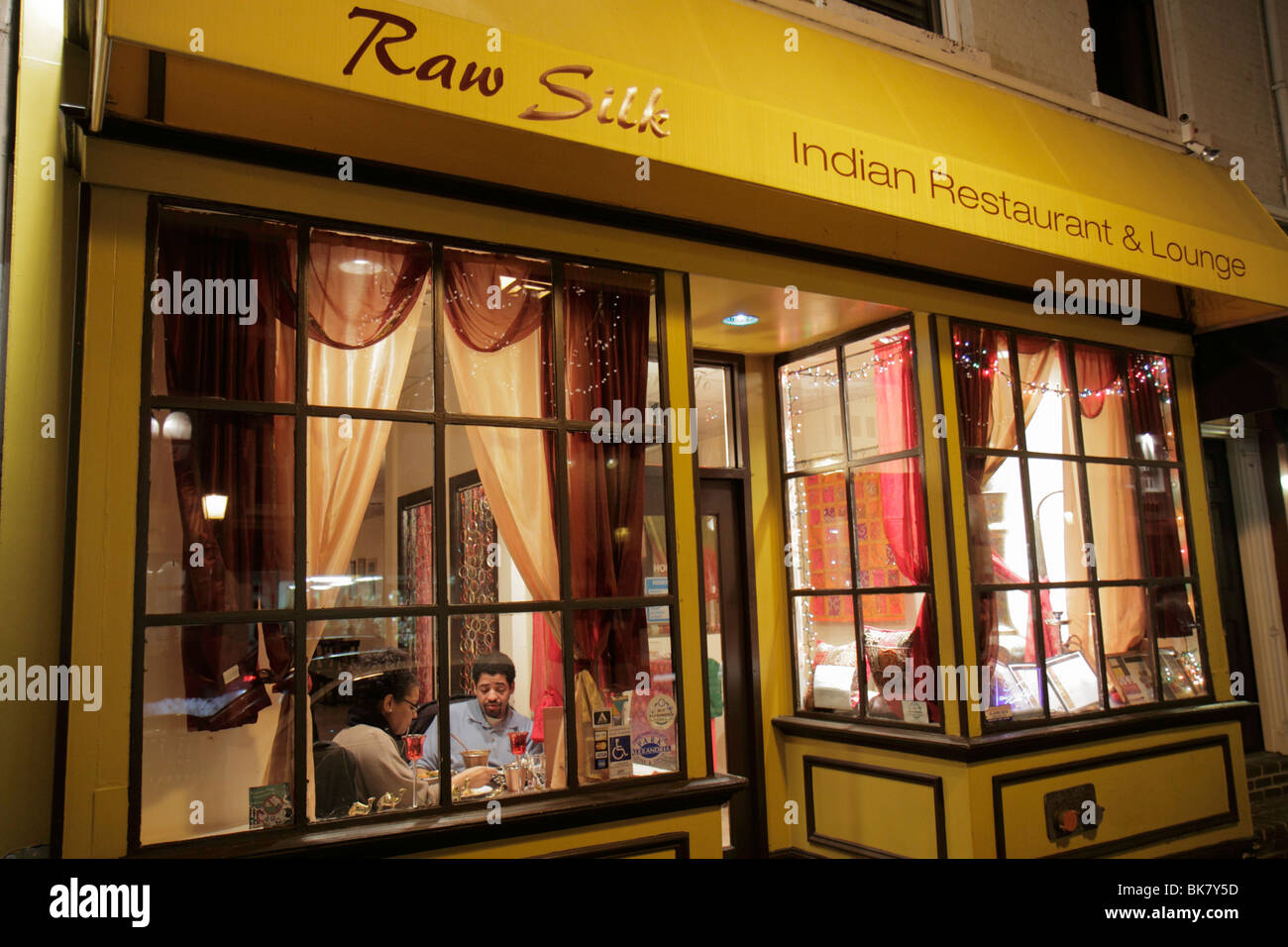 Alexandria Virginia, Old Town, King Street, Raw Silk Indian, ristorante, ristoranti, cibo, caffè, servizio, cucina, pranzo, finestra, tende, ma nero Foto Stock