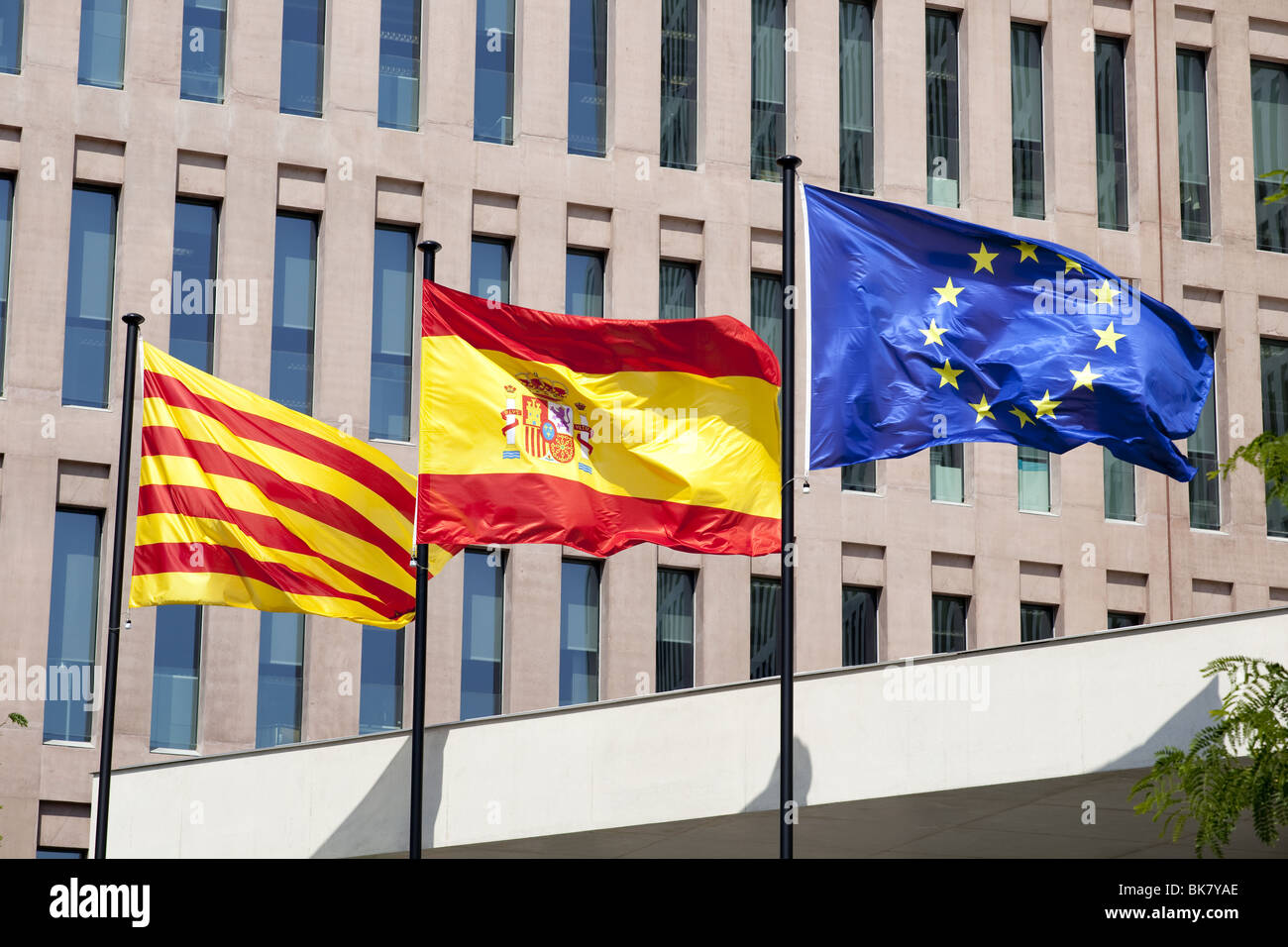 Il Catalano Spagnolo e bandiere europee nel centro della giustizia Foto Stock