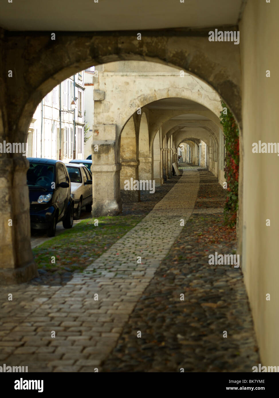 Passerella arcuata in La Rochelle Francia Foto Stock