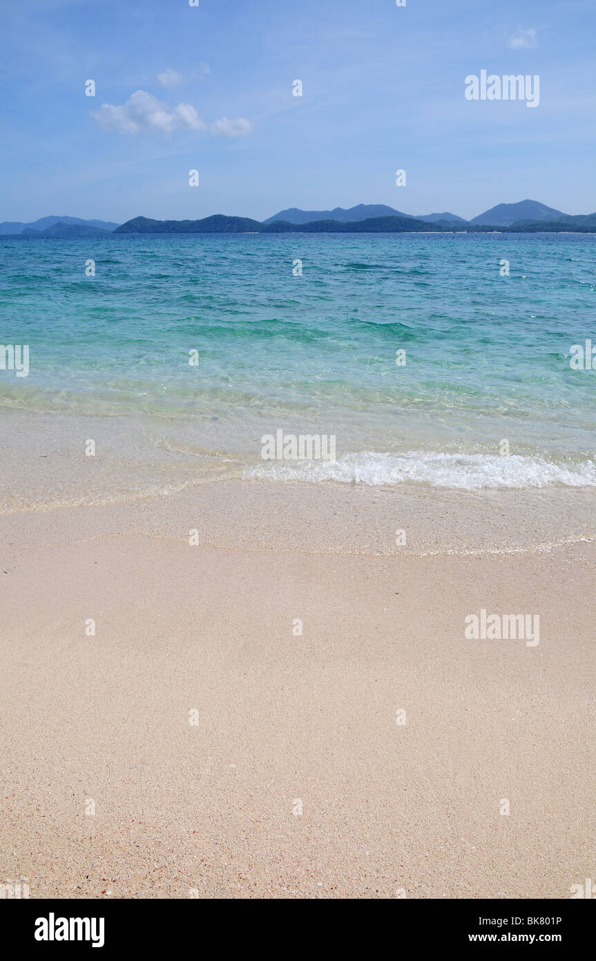 In prossimità della spiaggia di sabbia sulla isola tropicale Foto Stock