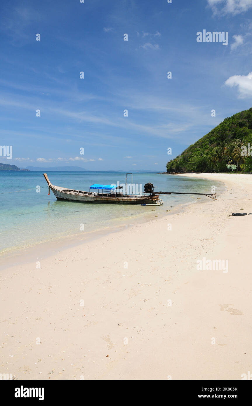Spiaggia deserta sull isola tropicale fuori della Thailandia Foto Stock