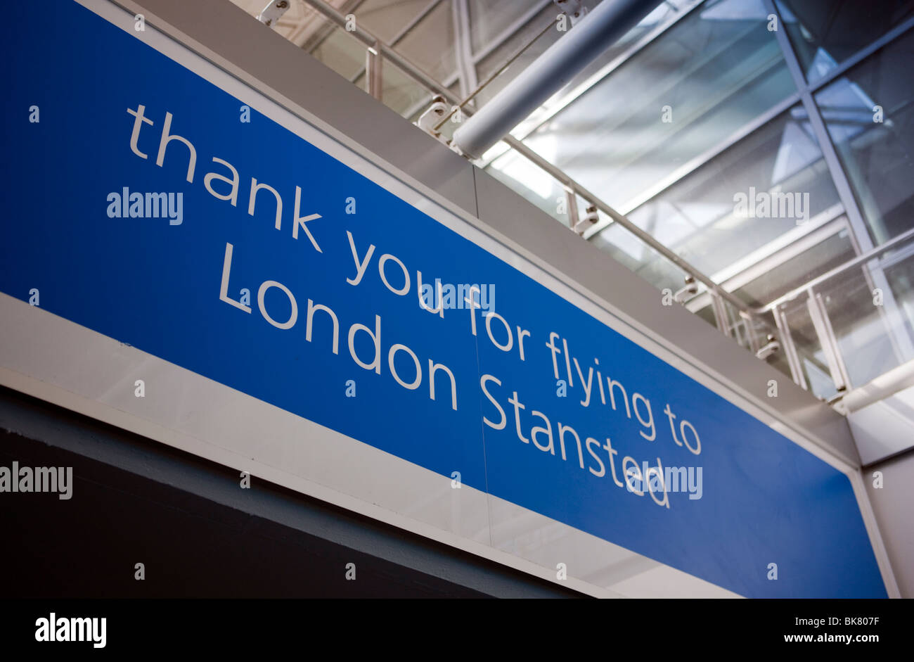 Grazie per volare verso Londra Stansted firmare al terminale dell'aeroporto di London Stansted in Essex, Regno Unito Foto Stock