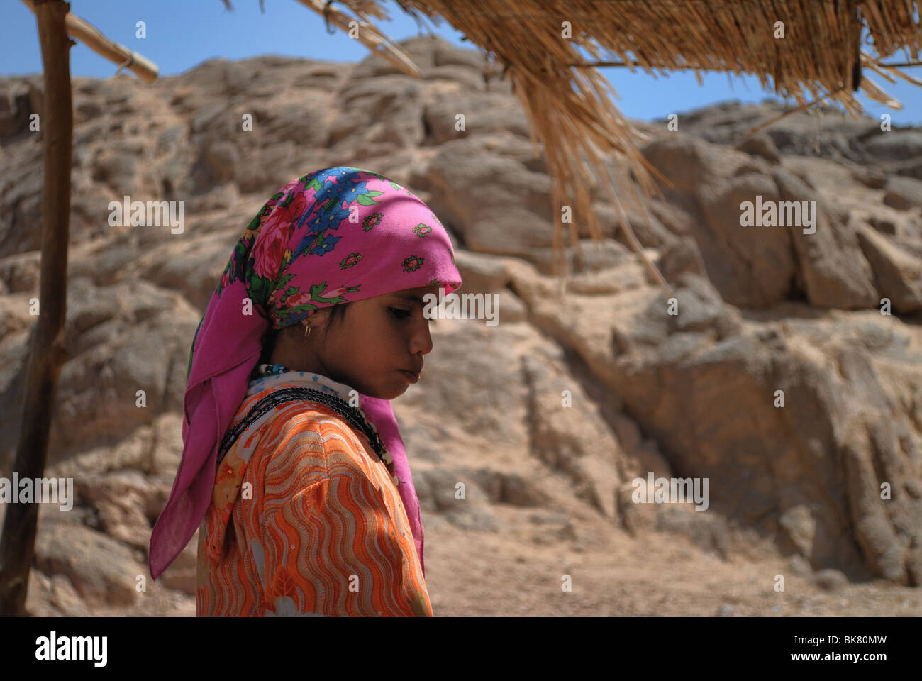 Ritratto di bambini in un villaggio beduino nel Deserto Deserto vicino a Hurghada Wüstentour Hurghada, Egitto Foto Stock