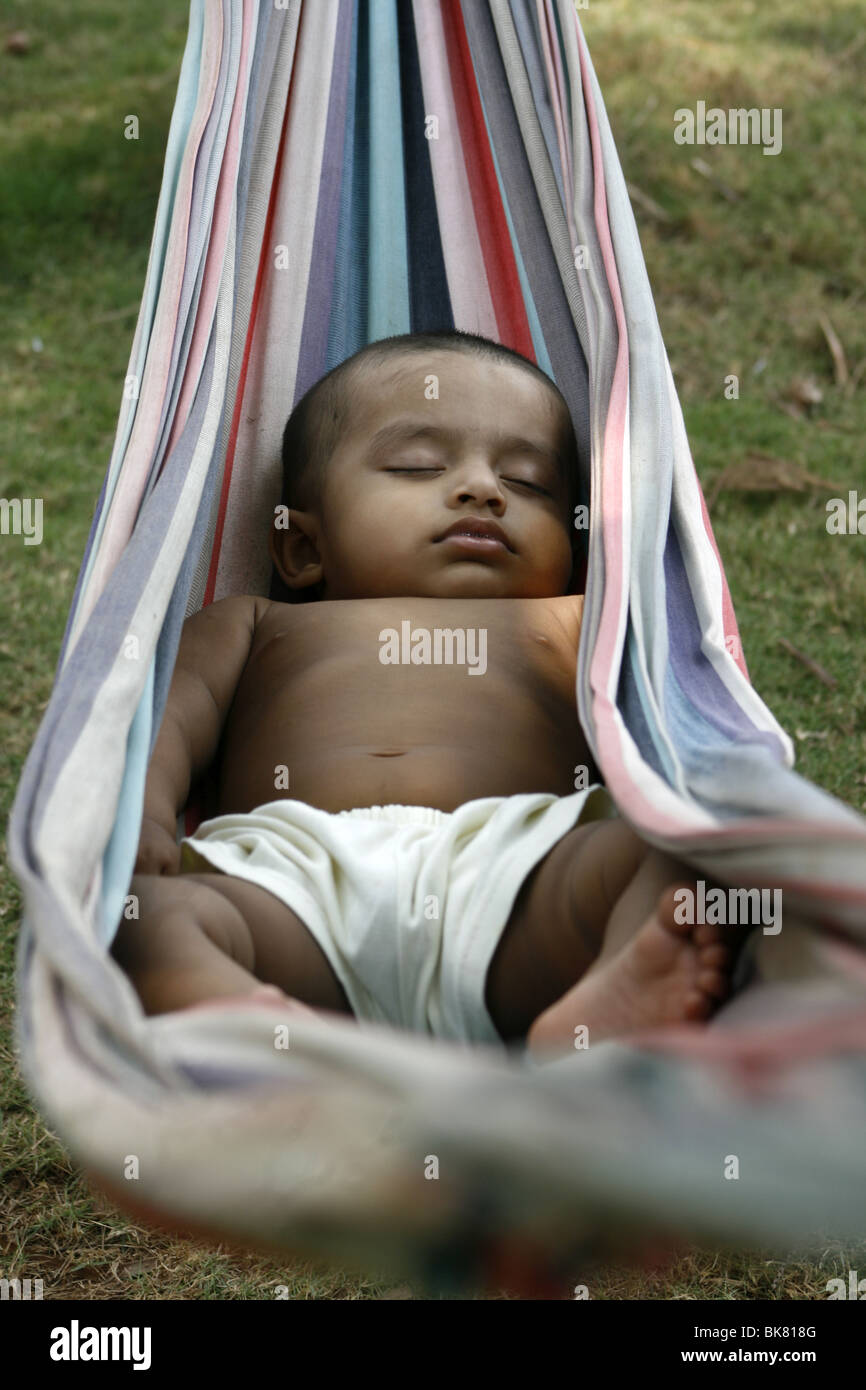1 anno di età del bambino asiatico di dormire su una amaca Foto Stock